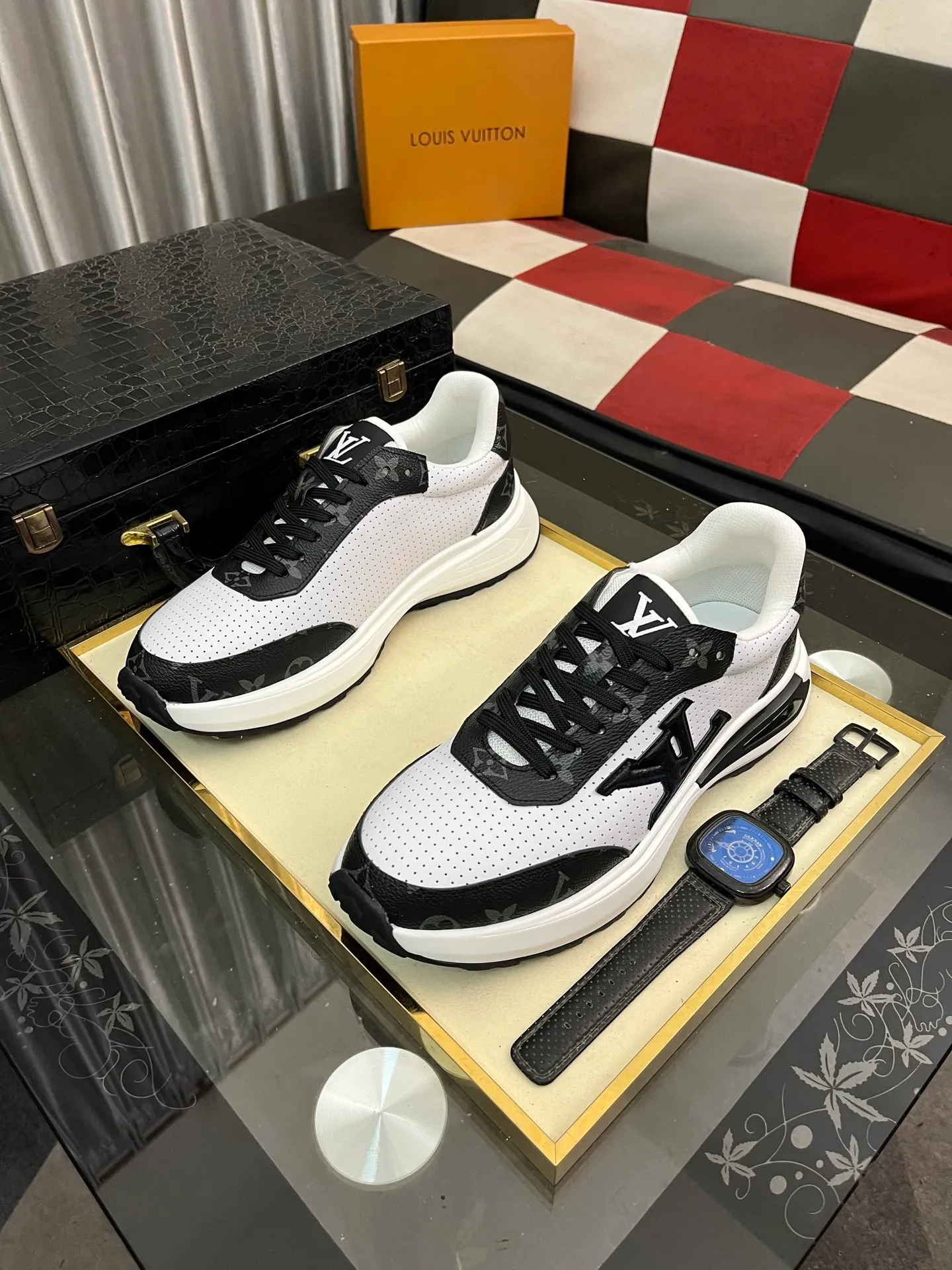 Men's shoes 💰458⌚️⌚️【LOUlS VUlTTON】Louis Vuitton ~ unique and casual style. LV counter purchasing 🏃casual shoes😍😍 Men's 2022 counters are on sale simultaneously, Italian imported brands select first-layer Italian cowhide. 🐑Sheepskin lining (refuses to discolor and rub feet) Sole: Original sole specially provided by the original factory 🎬Better in kind Size number: 38-443️⃣Colors available